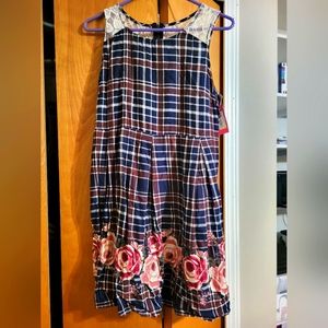 Nwt Cute Dress, Size Med. Plaid with Roses, Sleeveless. xhilaration